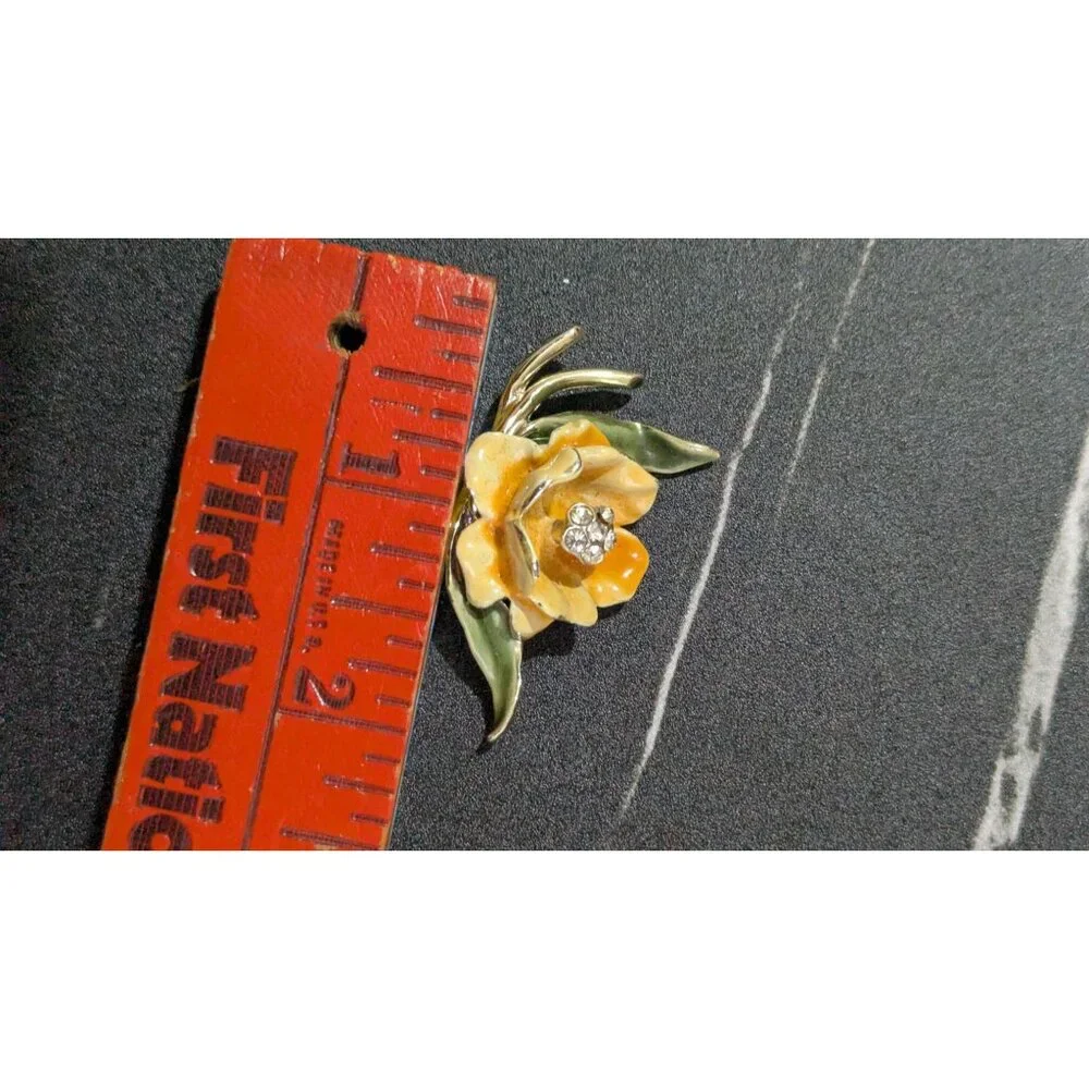 Vintage‎ Weiss Gold Tone Enamel Flower Brooch Rhinestones Green & Yellow Elegant